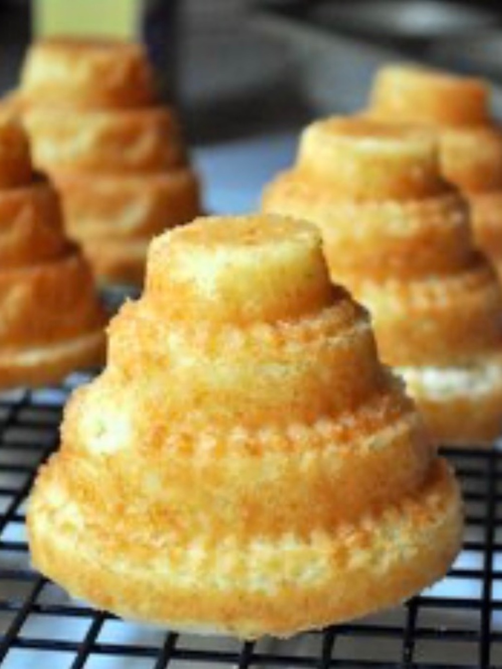 Nordic Ware Mini tiered cakelet pan - Picture 2 of 7